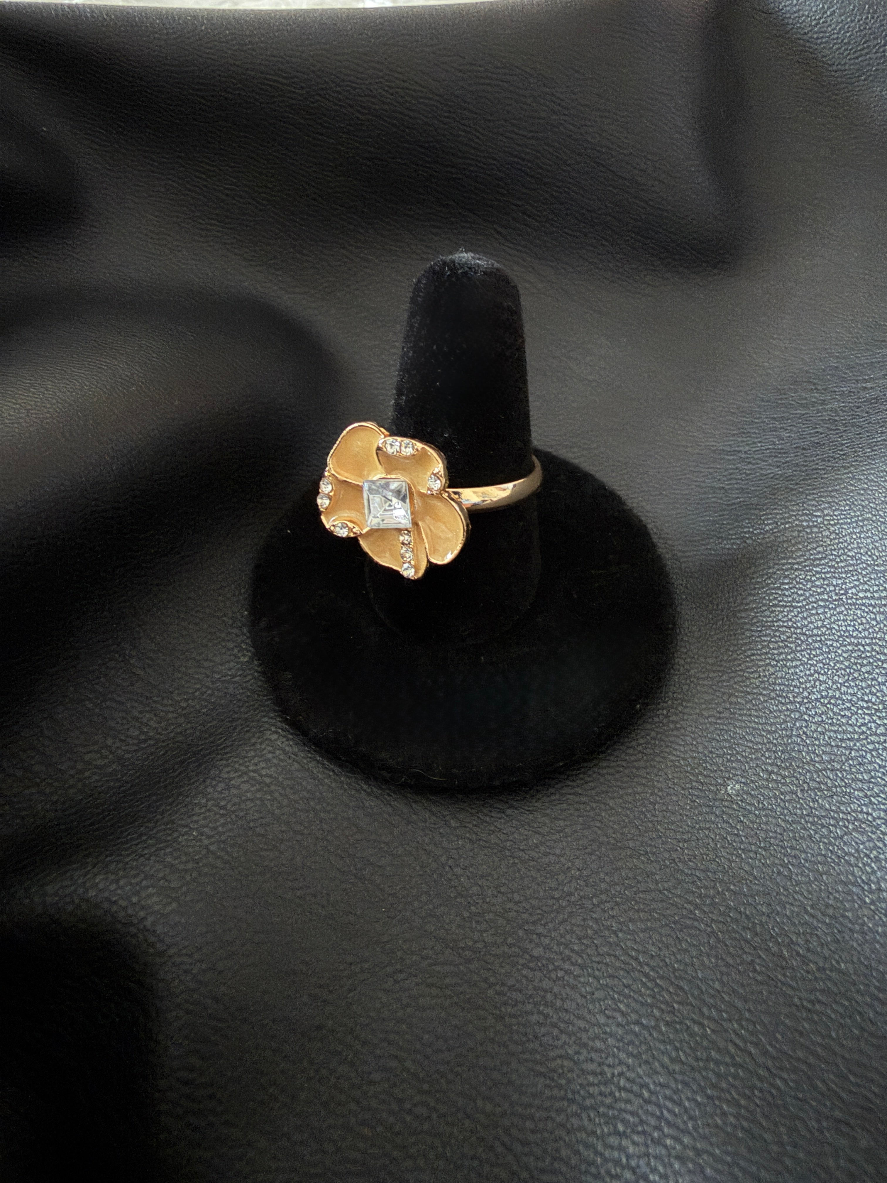 Oil Drop Flower Ring- Natural/Golden
